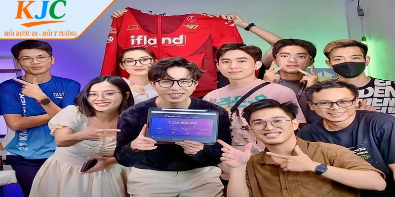 nhân viên livestream game